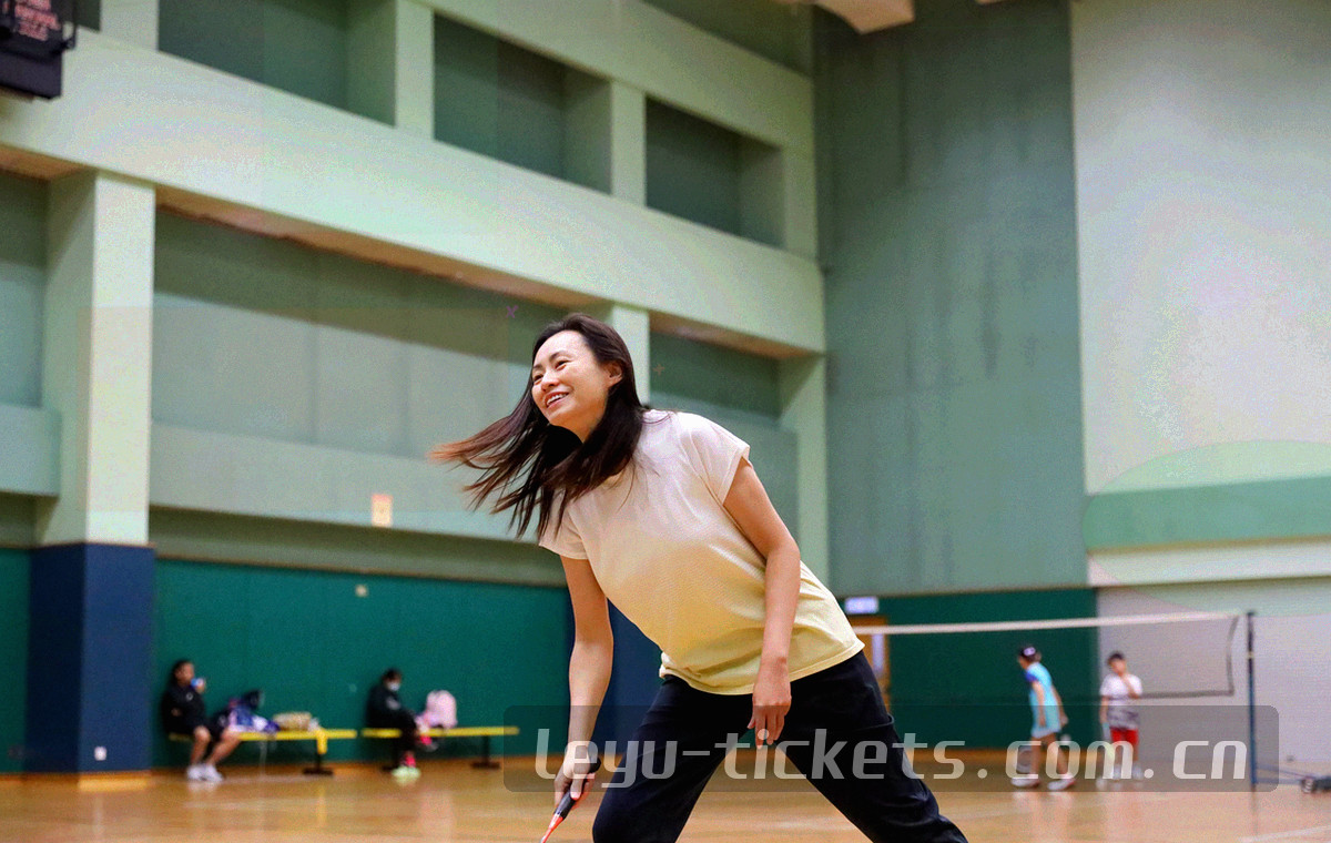 四层阶梯状抽象图形与训练场边线叠加，冷色调表现青训梯队的层级结构